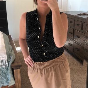 Non-iron // Sleeveless button down - polka dot.